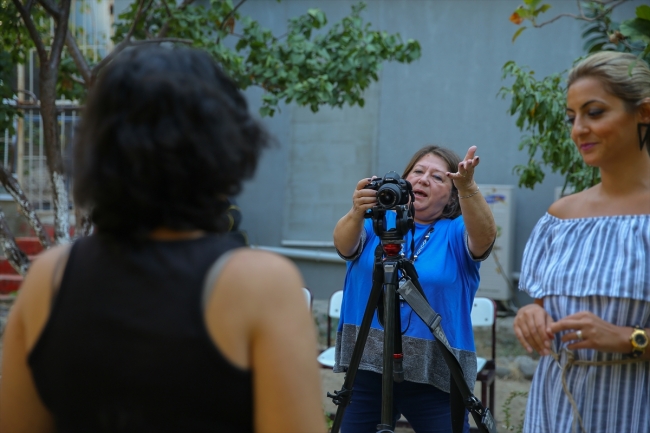 Hastalarına kısa filmler hazırlamak için yönetmen koltuğuna oturdu